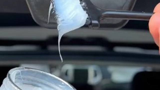 #爱车养护 车子开一段时间，想要爱车开关门更丝滑，用这款#润滑脂 定期保养，天窗轨道、座椅滑道、车门