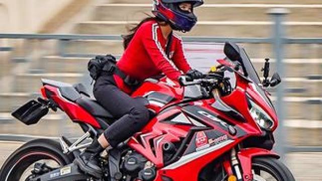 广场机车追焦 视频 解说#摩托车 #机车 #每一帧都是热爱 #女骑 #cbr650r 凯旋765 K