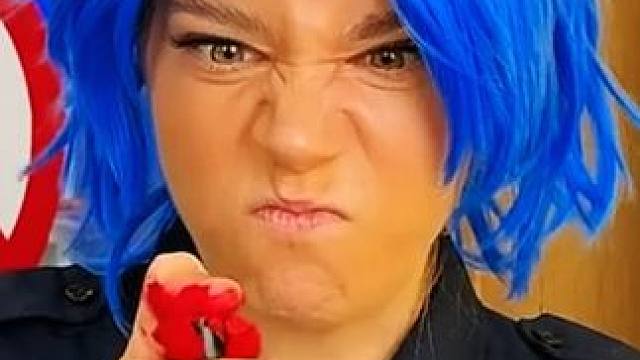 美女私藏口红被保安发现，结局真是万万没想到！ #搞笑视频 #搞笑配音