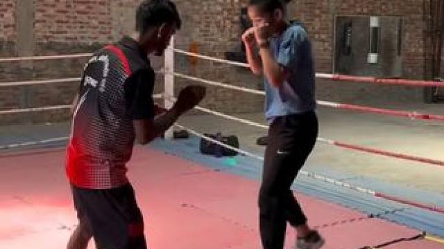 基础拳击技术训练教学，可以帮你提高拳步动作精准和定型，各种有灵感的方式，安排练起来，这种方式可以举一