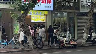 香酥牛奶棒 9.95根，每天路過(guò)都看到排長(zhǎng)隊(duì)，味道鮮美#跟我打卡最紅地標(biāo) #城市里的煙火氣 #香酥牛