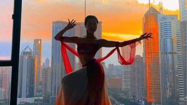 “李家公子生得俊俏，价高者得，来！投标吧！”原创：