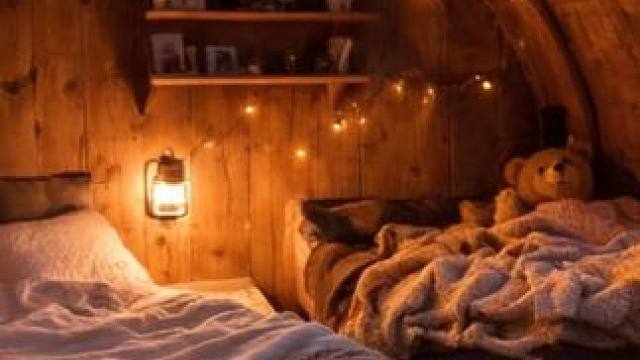 暴雪覆盖了原木小屋，舒适床铺，风雪声，安心入睡 #白噪音 #助眠声音 #睡眠音乐 #助眠视频 #解压