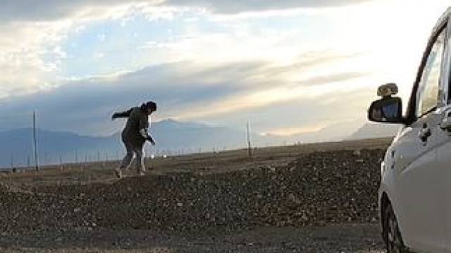 昨夜宿深山，今晚睡戈壁，旅行的生活总是充满不确定#穷游 #露营 #新疆 #床车生活 #猫