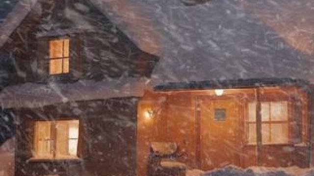 猛烈的风雪到来，夜幕下的温暖小屋，就在这里放松休息吧！ #白噪音 #助眠视频5分钟入睡 #助眠解压