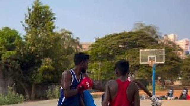 古巴拳击基础技术动作练习：步法和躲闪训练 反应和趣味性并存，训练刚开始找几个调皮的小伙伴先活跃一下气