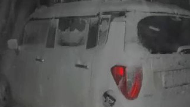 外面狂风呼啸雪花飘飘，一个人窝在车里吃爆米花看电影 #雪天露营 #床车生活 #户外露营