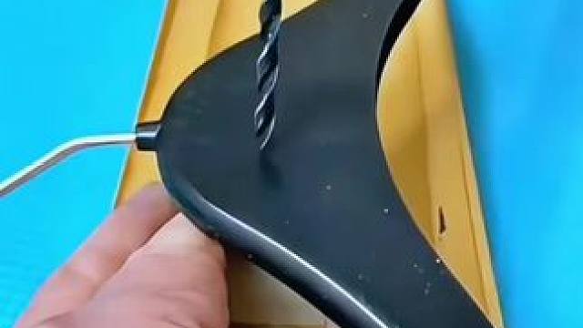 #生活小妙招 #实用小技巧 #实用小秒招 #生活小技巧 #衣架的妙用 衣架隐藏的妙用