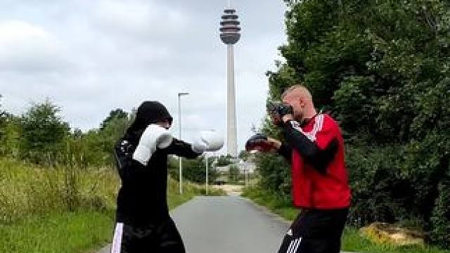 拳击基础技术动作练习：拳击打靶训练。 三个部分的技术连续输出，这个靶师有点东西，主要是可以让拳手打得