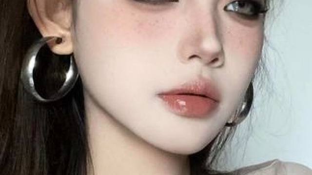 小烟熏亚裔妆｜浓妆走进现实也毫无压力 
#底妆教程 #底妆 #妆教 #亚裔辣妹妆 #新手化妆教程