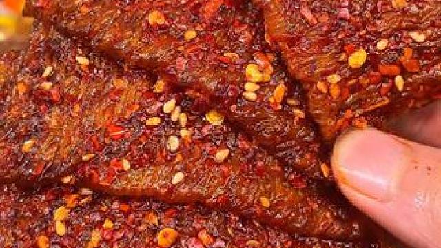 口感跟肉干很像！但这个是采用黄豆制成的，很适合身材管理当零食解馋吃#辣条 #零食推荐 #无辣不欢 #