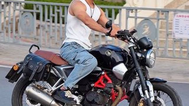 你的机车男孩 #机车 #摩托车#每个男人都有一个机车梦 #铃木GSX250 #追焦