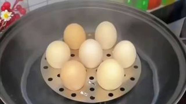 厨房有个这样可以自由伸缩的#蒸架  太方便了，高低碗都能用，还可以当成一个锅架，太实用了～#厨房好物