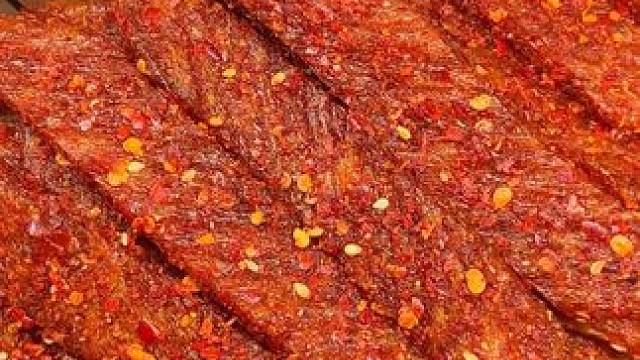 就是这个素羊排辣条，吃起来香香辣辣的还很有嚼劲，做办公小零食真的很绝！#好吃到停不下来 #追剧小零食