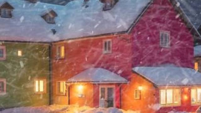 暴风雪中的温馨梦境，风雪覆盖了彩色小屋，放松深度睡眠 #白噪音 #助眠声音 #睡眠音乐 #催眠疗愈 