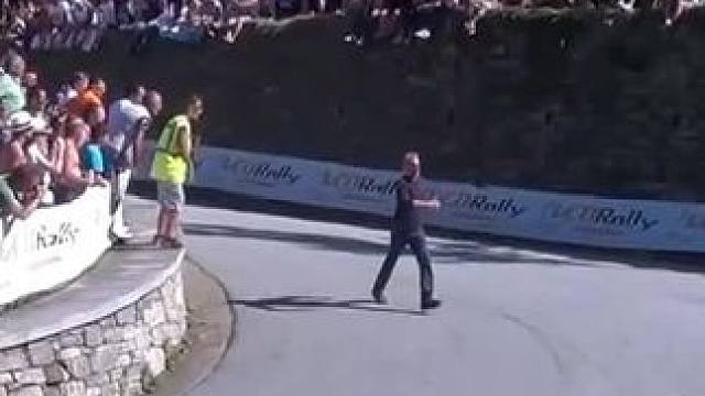 在这个下坡回头弯道面前，不同车型和车手的驾驶技巧各具特色，展现出截然不同的过弯姿态#wrc拉力赛