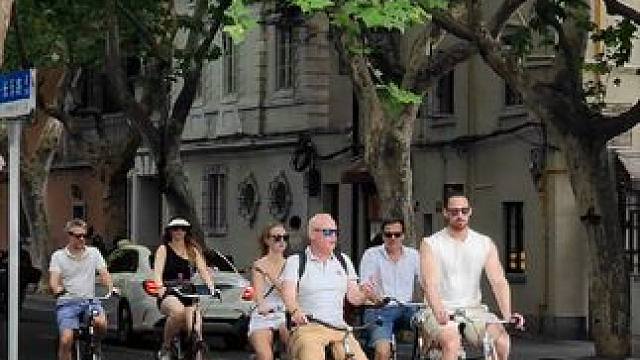 不看路牌是不是以为在西班牙 ，歪果仁在上海最喜欢的出行方式竟然是单车
#梧桐深处 #上海街头 #惬意