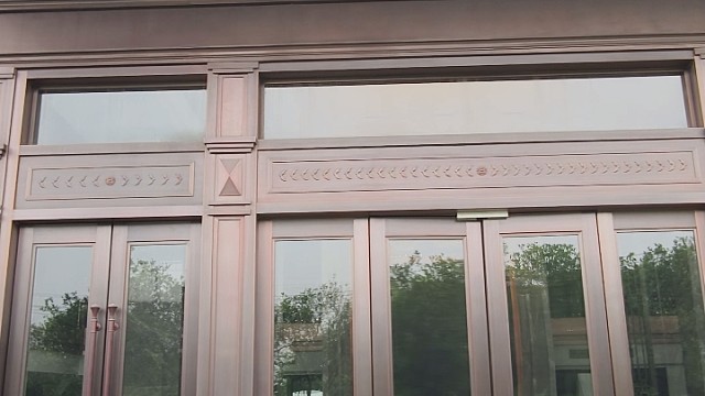 中宝铜门的一款电动感应门