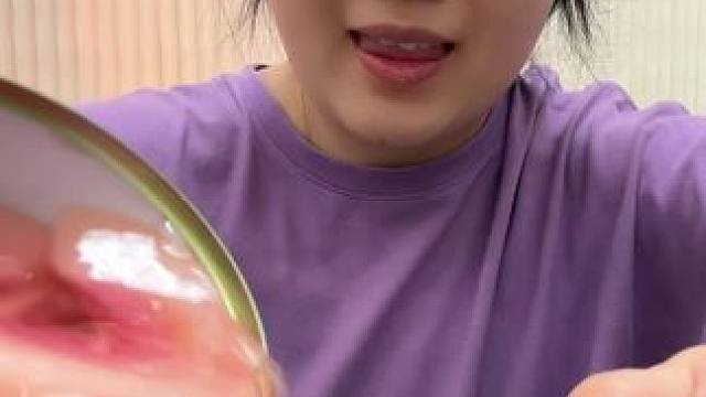 这个冰点毛桃！冷冻拿出来带冰碴儿吃老爽了！