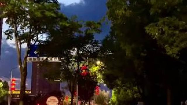 #华灯初上的小城夜晚 #城市的夜晚霓虹更璀璨 #每个人都在奔赴各自不同的人生