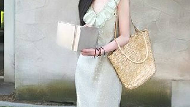 姐妹们！这款V领蕾丝小飞袖鱼尾裙真是太美了，就像一件精致的艺术品，穿上它优雅极了#无法抗拒温柔风的小