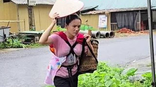 阿萍冒雨搭建猪圈，太辛苦了#野外生存 #国外生活 #单亲妈妈