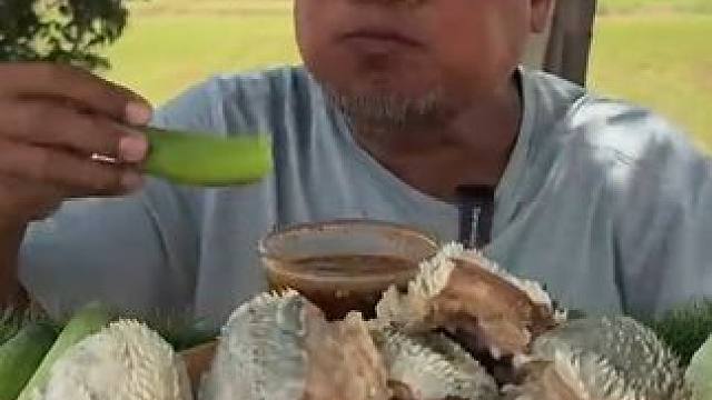 水煮牛刺嘴，老丈人不在根本吃不完 #户外美食 #咀嚼声 #咀嚼音解压 #牛刺嘴 #太好吃了 #我要上