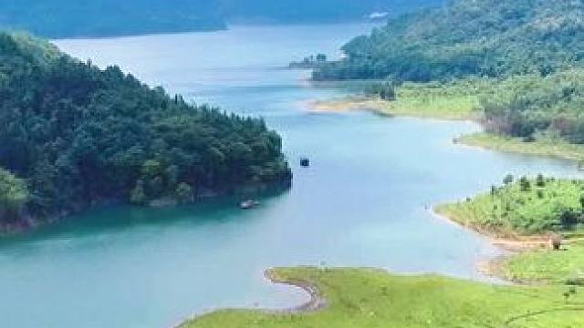 在这里，感受清新的空气，欣赏壮丽的风景，远离喧嚣的城市。在野外搭帐篷，点燃篝火，在大自然中，找回内心