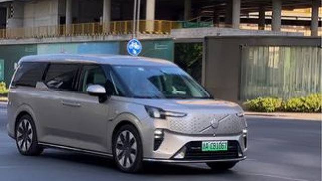 两款同公司MPV对比:沃尔沃EM90，极氪009，总觉得它们俩只换了个壳子而已#沃尔沃em90 #极