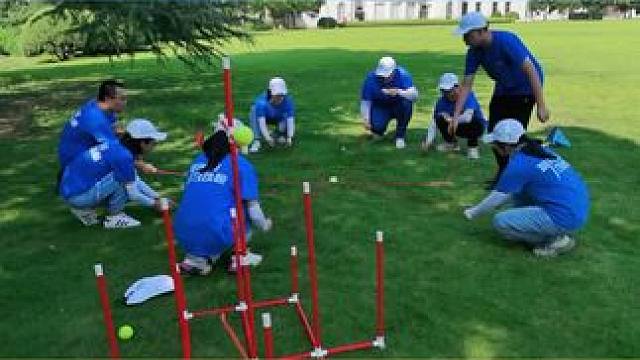 团队金字塔 #团建游戏 团队以最快的速度把网球放到金字塔上，看似很难，实际一点也不简单#团队金字塔#