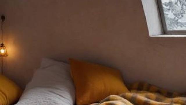 小屋一角有舒适床铺，在风雪声中放松入眠吧！ #白噪音 #助眠视频 #助眠解压