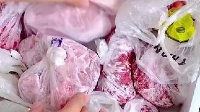 家里没吃完的香肠腊肉，用这个#食品密封保鲜袋  装起来，放上一年也不会变味#食物保鲜  #密封袋  