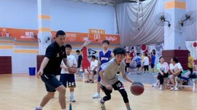 #篮球 #日常训练 #一分钟干货教学 
整体上篮轮转训练
｜碎步防守刺探步突破上篮
｜三分线跑动接球