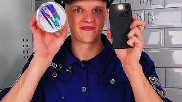 用透明胶带做彩色灯光，这操作简直太秀了！ #看一遍笑一遍 #意想不到的结局 #万万没想到 #这操作都