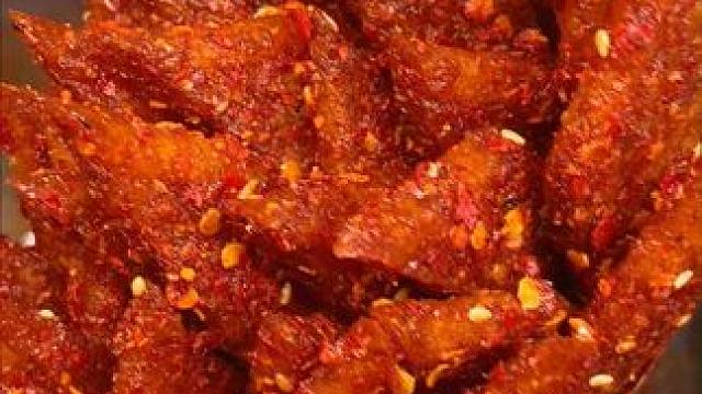 一口下去滋滋冒油的素羊排，吃起来麻麻辣辣的嚼劲十足！#好吃到停不下来 #追剧小零食 #辣条