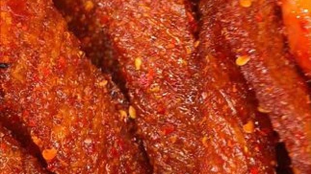 就是这个素羊排辣条，吃起来麻麻辣辣的，嚼劲十足，太香了#好吃到停不下来 #追剧小零食 #辣条