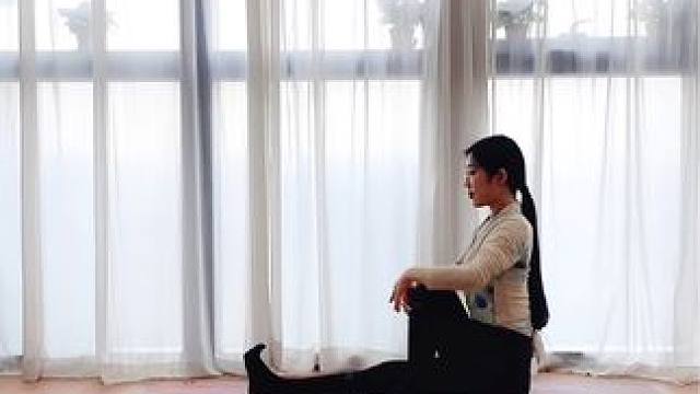 晨起一起三个动作滋养脊柱#瑜伽 #养生 #瑜伽体式分享