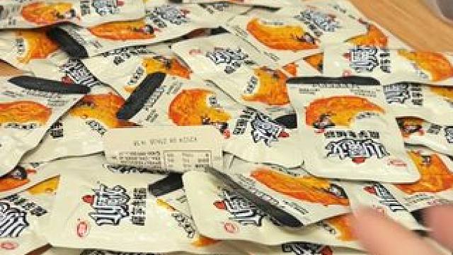 你们一定要试下#卫龙 的新品 魔芋#素板筋  嘎嘎好吃#零食推荐 #人类猫条