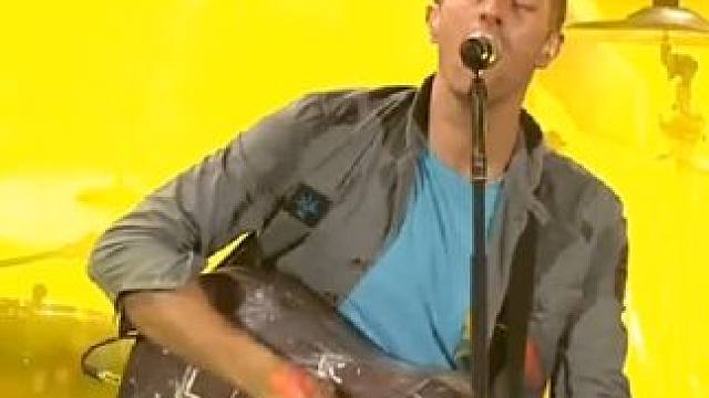 他们说打开「Yellow」的正确方式是万人大合唱。#酷玩乐队 #yellow #摇滚 #经典歌曲 #