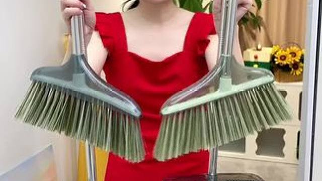 扫地就用这款加长加厚耐用透明扫把簸箕，软毛的不沾头发，还能站立，打扫卫生方便多了#扫把  #打扫卫生