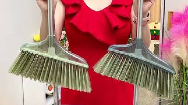 扫地就用这款加长加厚耐用透明扫把簸箕，软毛的不沾头发，还能站立，打扫卫生方便多了#扫把  #打扫卫生
