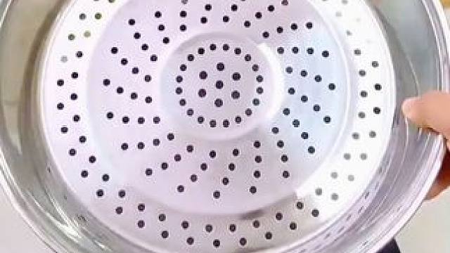 可以放在炒锅上面使用的蒸笼蒸盘，大小锅都能用就可以一锅两用，不用每次都多占用一个锅了快捷又方便！#不