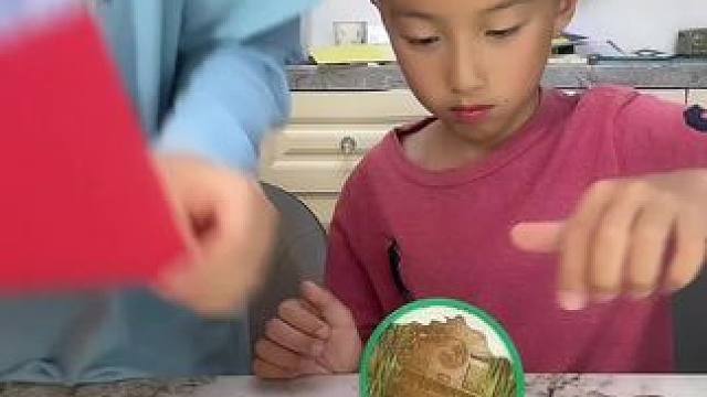 #万万没想到 #亲子互动 #母子日常 #惊不惊喜意不意外 到现在我也没想明白，这个五角星是怎么剪出来