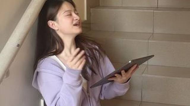 给咱们楼来点震撼心灵的清唱 《小雨》！最近超爱的（but超难唱）的一首歌！
#楼道唱歌 #清唱 #小