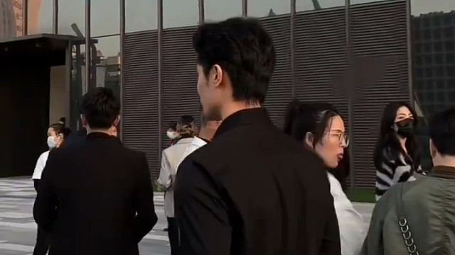 不要小瞧那些穿西装很瘦的人