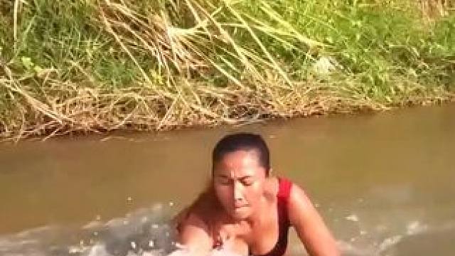 哇烧烤大辣鸡满足，遇到野生甲鱼-在森林烹饪 #野外生活纪录片 #感受大自然的气息和美景 #玩水的季节