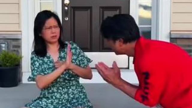 美女为老公充电蓄能，这操作简直太牛了！ #看一遍笑一遍 #意想不到的结局 #这操作都看傻了 #万万没