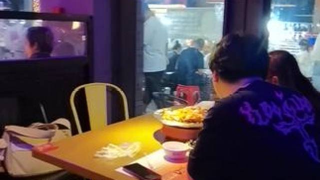 为了让所有人都能吃上肉蟹煲，这家赖胖子在荔枝沟的店铺给大家上了个199元的超值特惠两个煲套餐。199