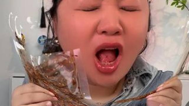 谁能拒绝我手上这包卤宾汉的香辣鸭翅！洒满了新鲜芝麻新鲜辣椒吃起来太上头了！#香辣鸭翅#卤宾汉