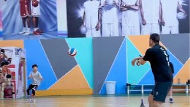 #篮球 #日常训练 #一分钟干货教学 
突分轮转训练
｜突破后拉传底角切入上篮
｜突破后拉传底线切入